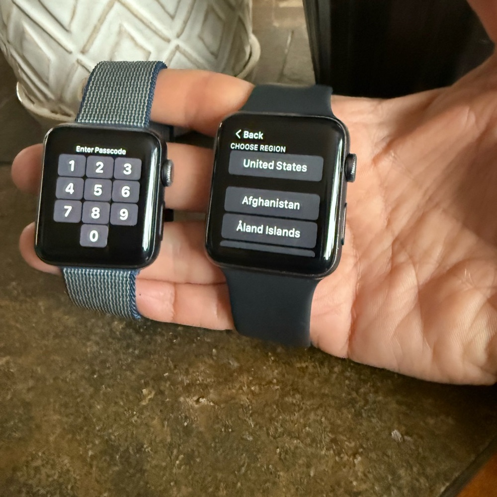 Series 3 iOS 8.8.1 Apple Smartwatch with charger and bands. 👇🏼👇🏼👇🏼